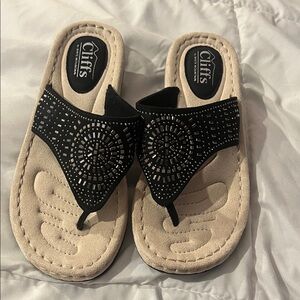 Cliffs by White Mountain Black Studded Sandals Like New Comfort Thong Slip-On